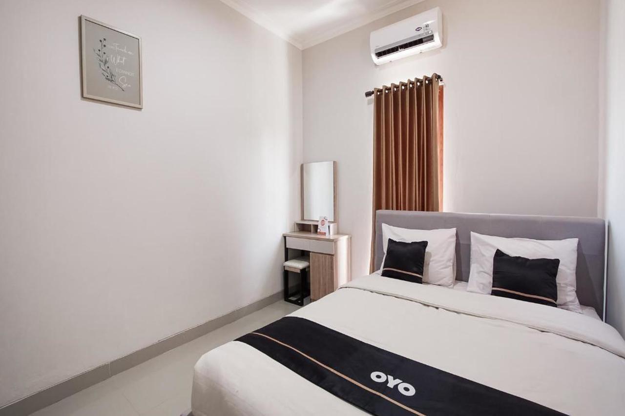 Oyo 3935 Artha Ambarukmo Exclusive Hotel Yogyakarta Exterior photo