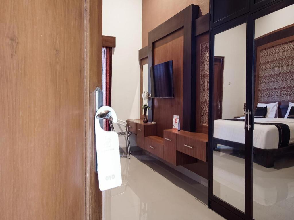 Oyo 3935 Artha Ambarukmo Exclusive Hotel Yogyakarta Exterior photo